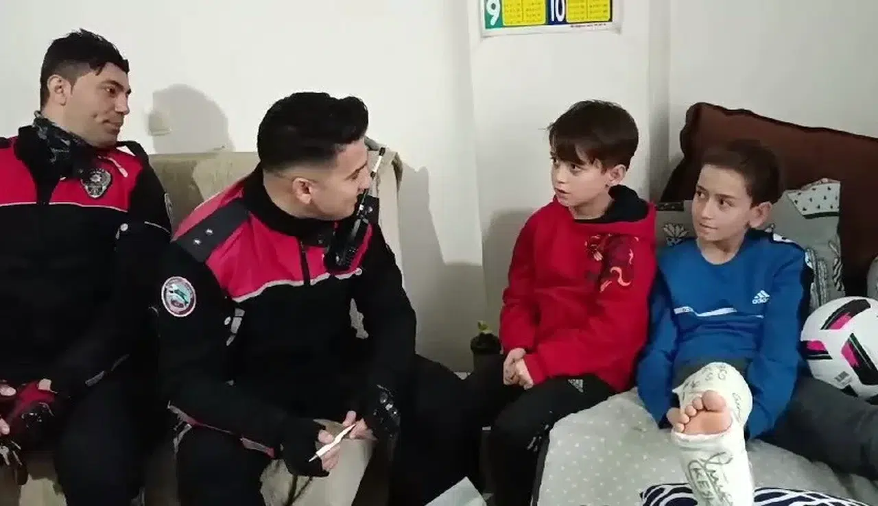 Yunus Polislerinden Ayağı Kırılan Küçük Berat’a Ziyaret