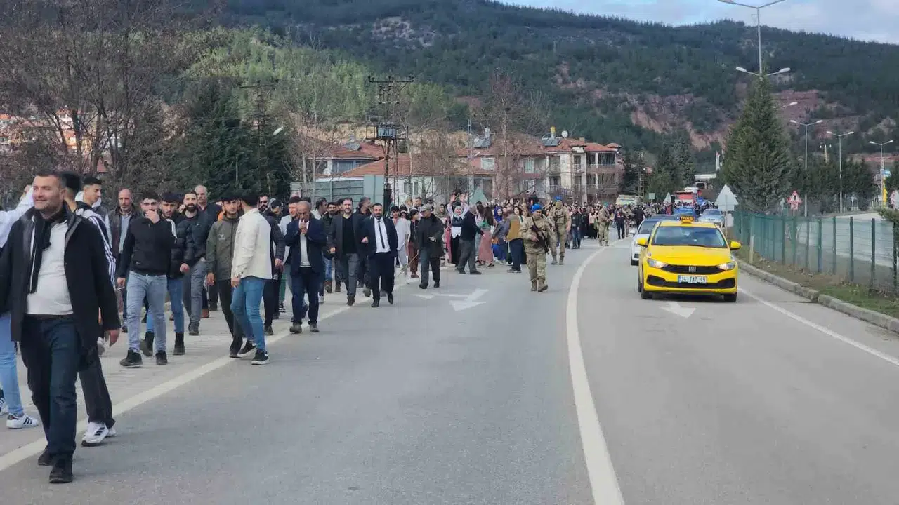 Yüzlerce Kişi Muhtar Adayına Dayanak İçin Yürüdü