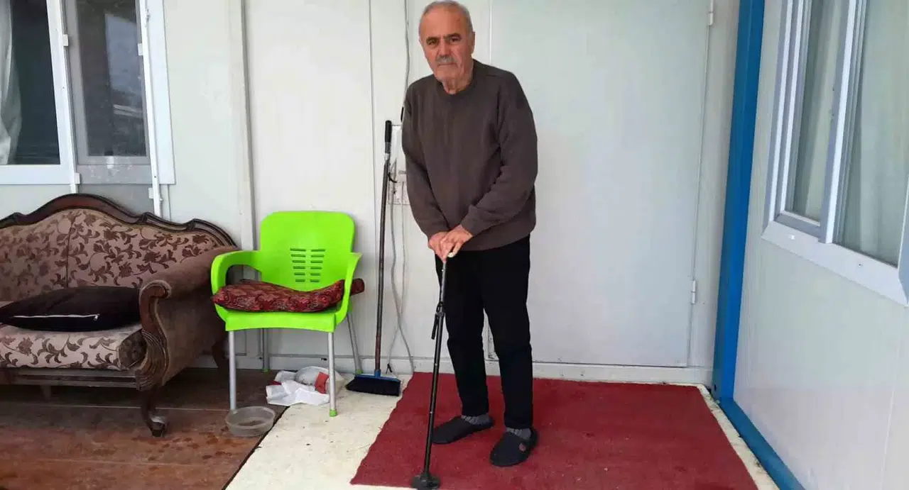 Yüzünü Göstermeyen 3 Kişinin Verdiği Suyla Hayatta Kaldı
