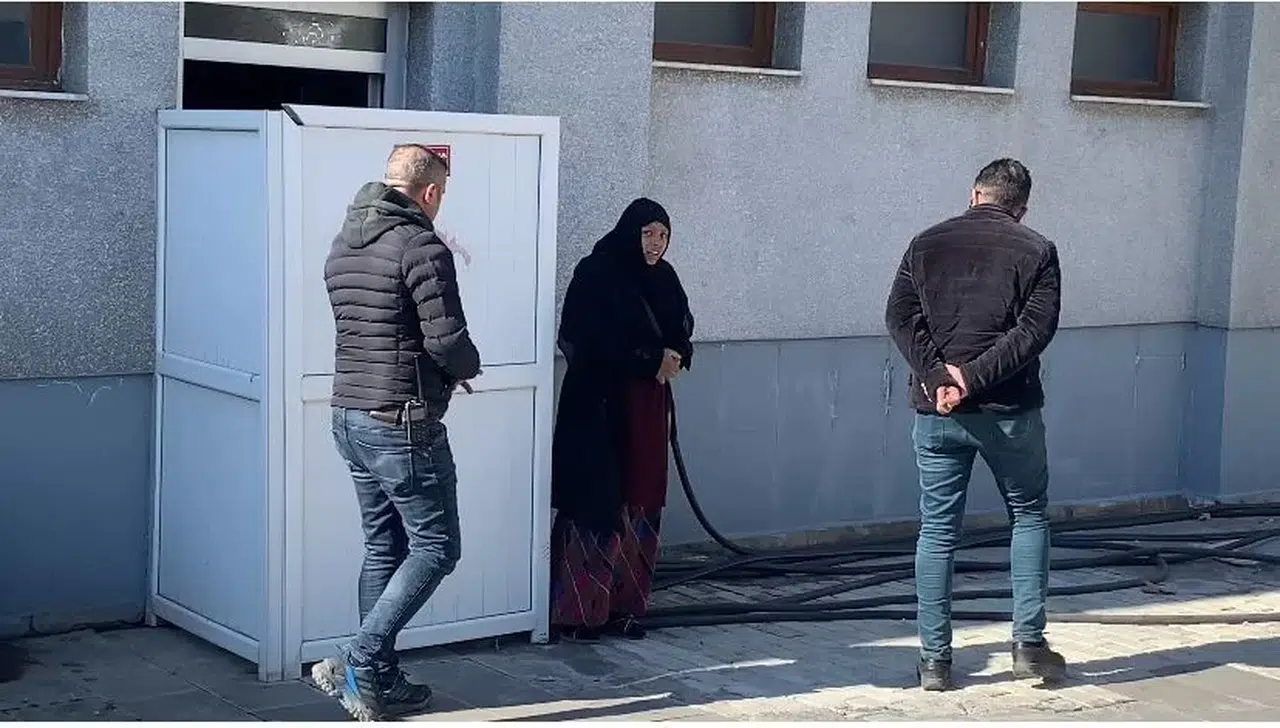 Zabıtayı Gören Dilenci, Bayanlar Tuvaletine Saklandı