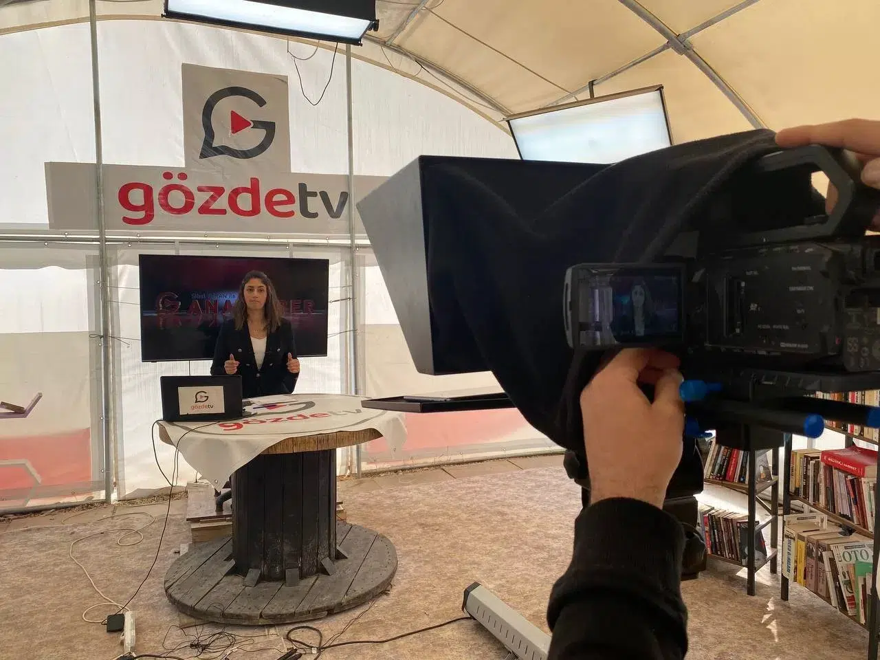 Zelzele Sonrası Bir Yıldır Çadırdan Yayın Yapıyorlar