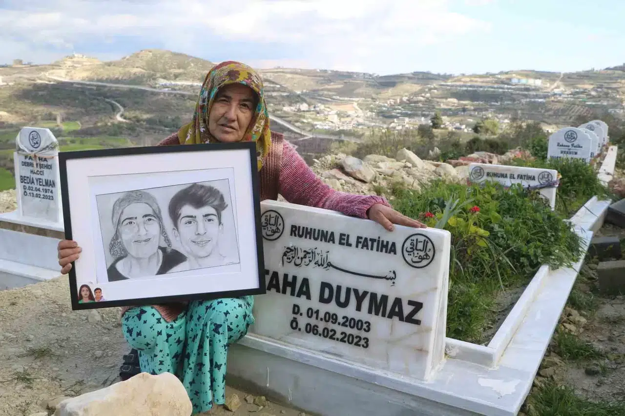 Zelzelede 3 Evladını Kaybeden Taha Duymaz’ın Annesi: “Bir Yıl Geçti Fakat Benim İçin Dün Gibi”