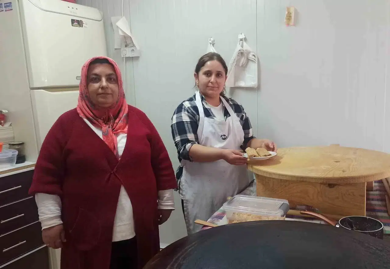 Zelzelede İş Yeri Yıkılan Abla-Kardeş Konteyner İş Yerinde Hizmet Veriyor