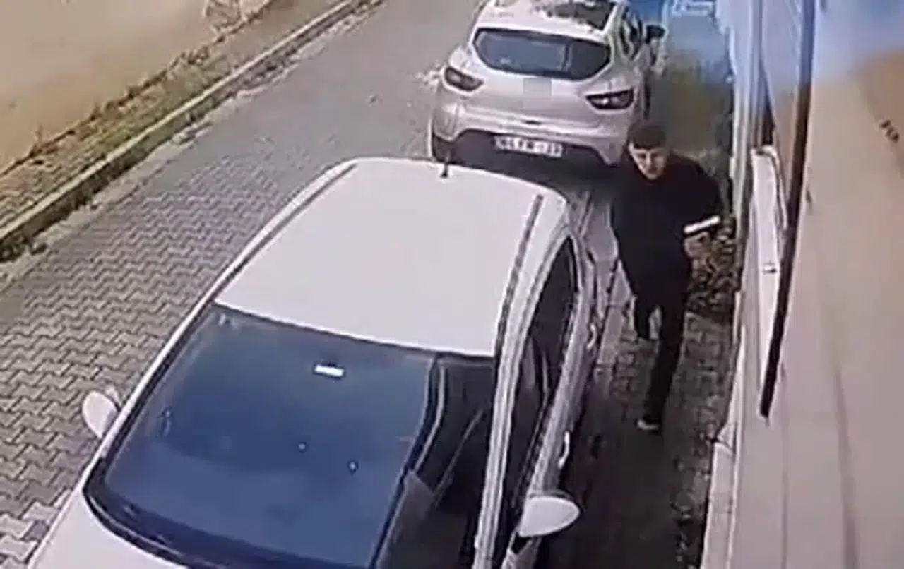 Zile Basıp Saklandı, Kapıyı Açan Dedesini Vurdu