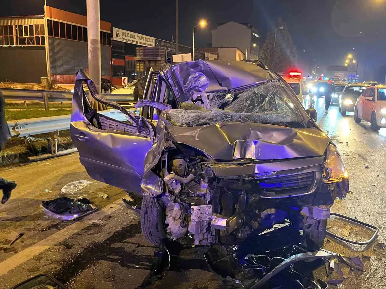 Zincirleme Kazaya Karışan Araç Kağıt Üzere Ezildi: 1’i Ağır 3 Yaralı