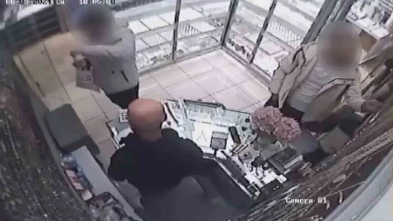 10 Bin Lira Kıymetindeki Takıyı Çalan Hırsızlar Kameraya Yakalandı