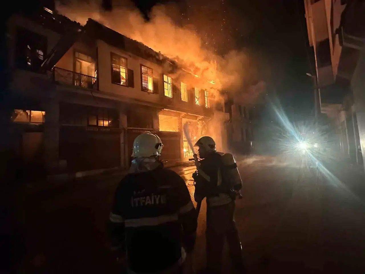 2 Katlı Hasarlı Bina Alevlere Teslim Oldu