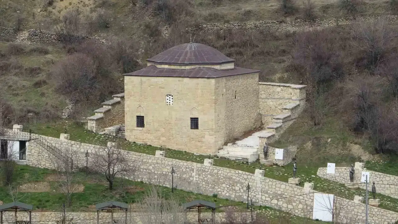 200 Yıllık Mescit Vakte Direniyor