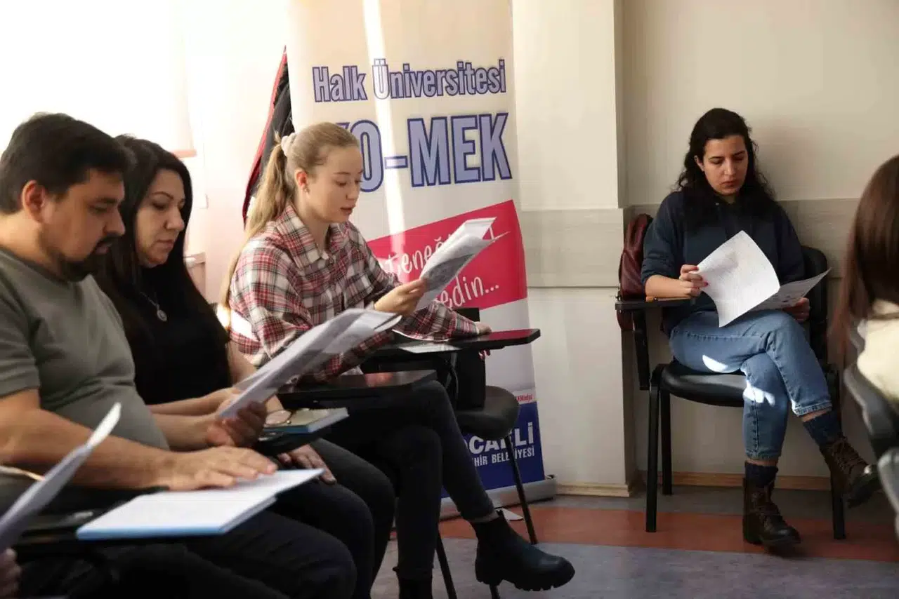 7 Kıtadan İnsan Tek Lisan İçin Bir Ortada