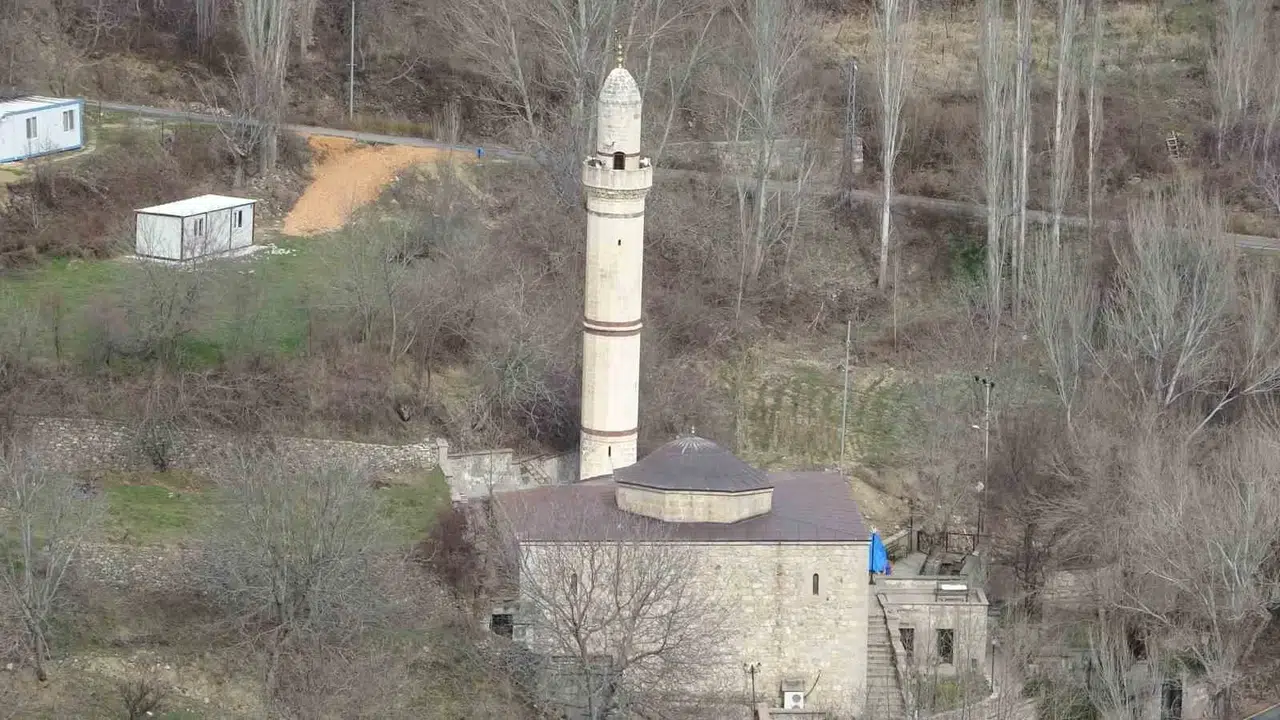 800 Yıllık Tarihi Cami Vakte Direniyor