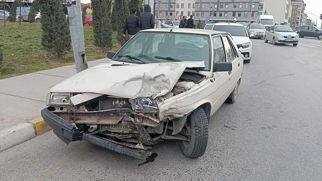 Binevler Kavşağında İki Otomobil Çarpıştı