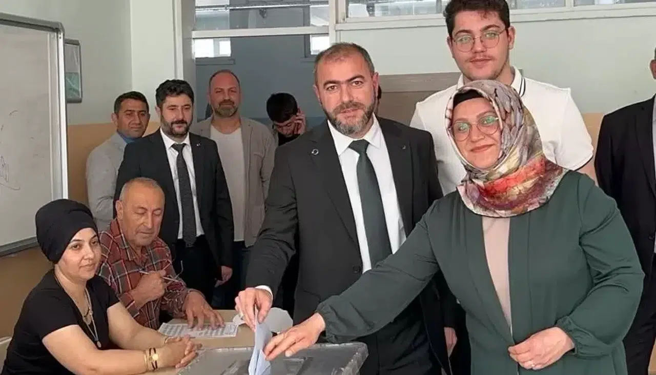 Faruk Cıdık Oy Kullandı, Sandık Görevlileriyle Görüştü