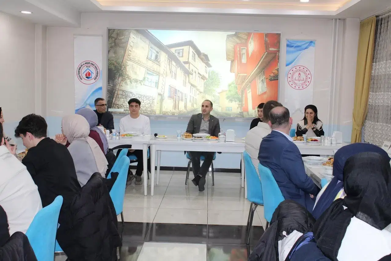 Polat, YKS'ye Hazırlanan Öğrencilerle İftar Yaptı