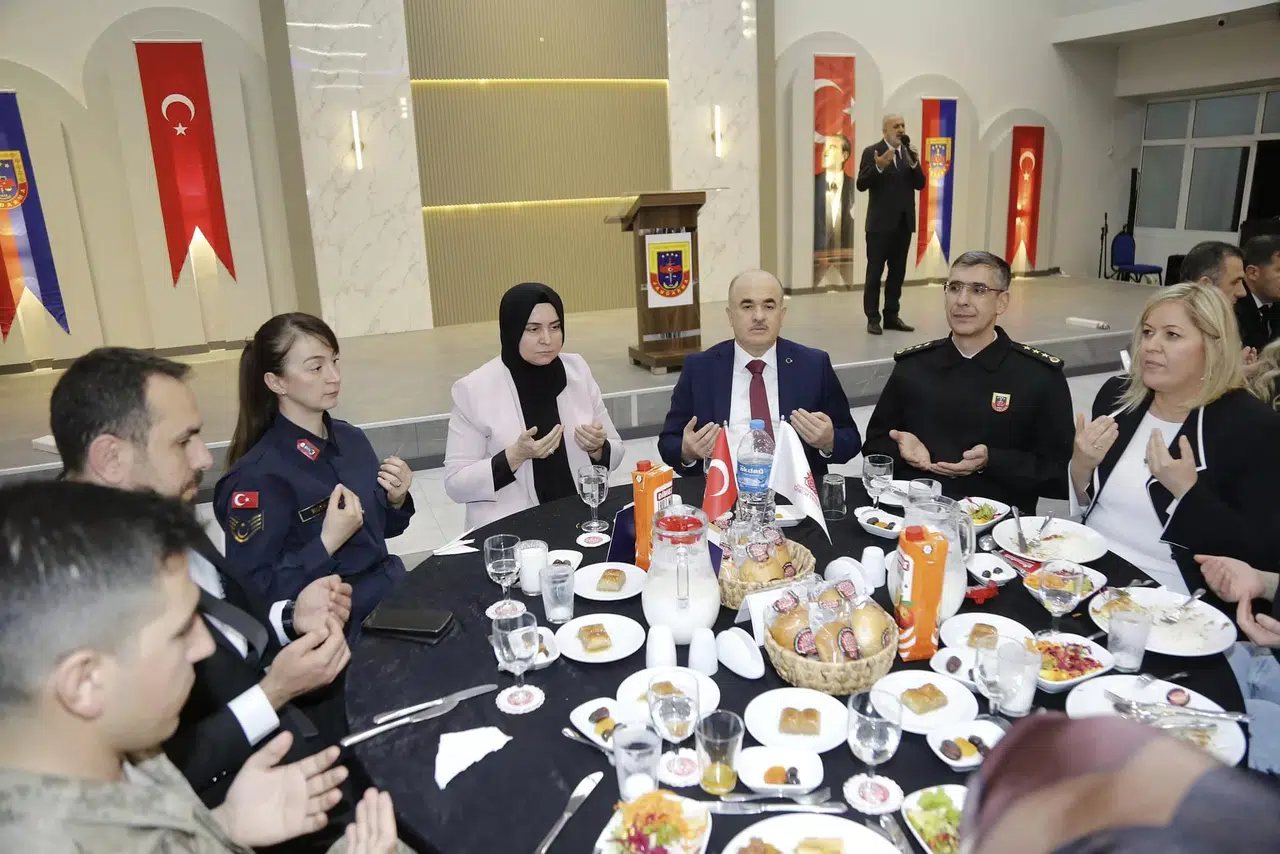Vali, Jandarma ile İftar Buluştu