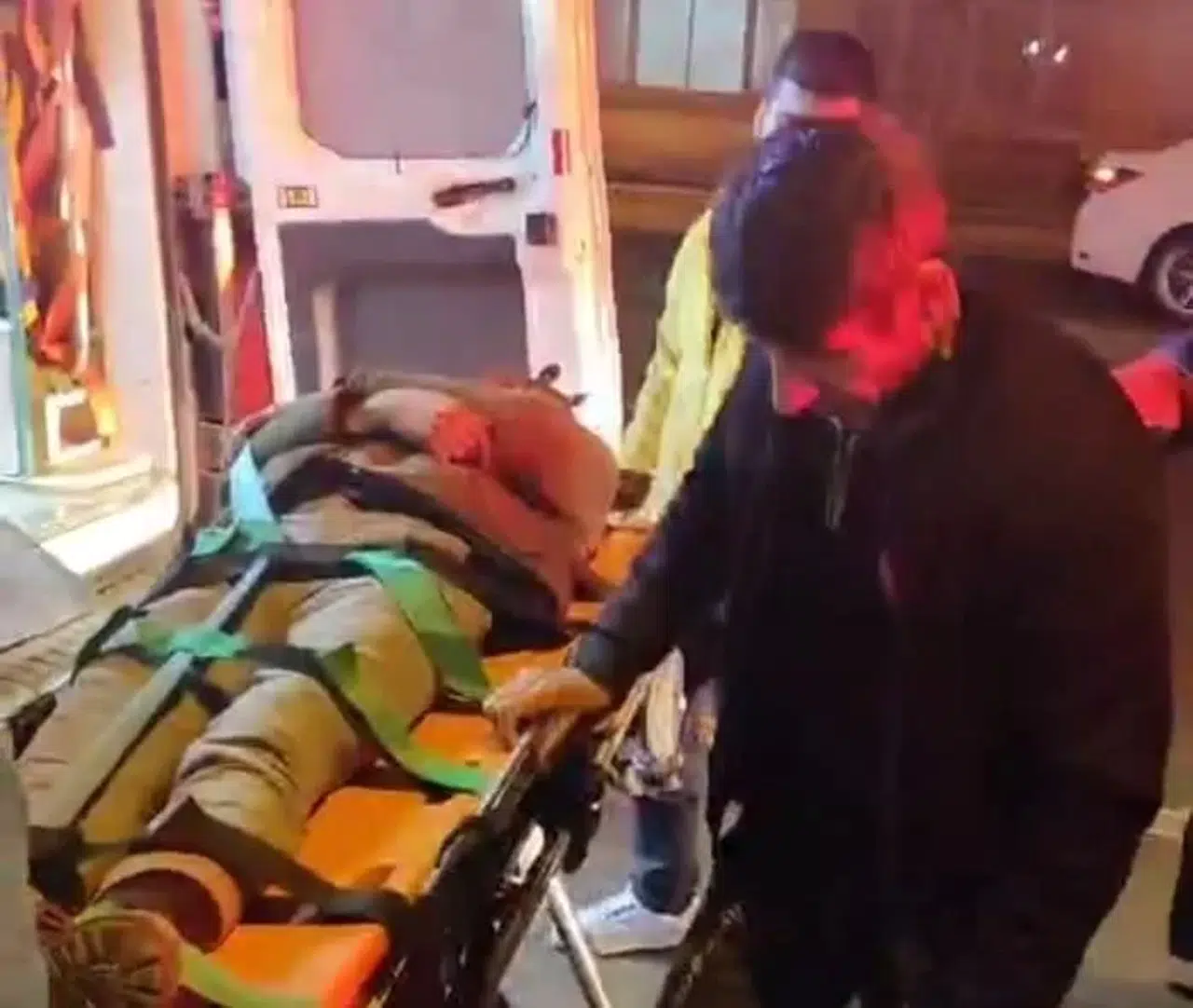 Ağır Hasarlı Binanın 1’inci Katından Düşen Şahıs Yaralandı