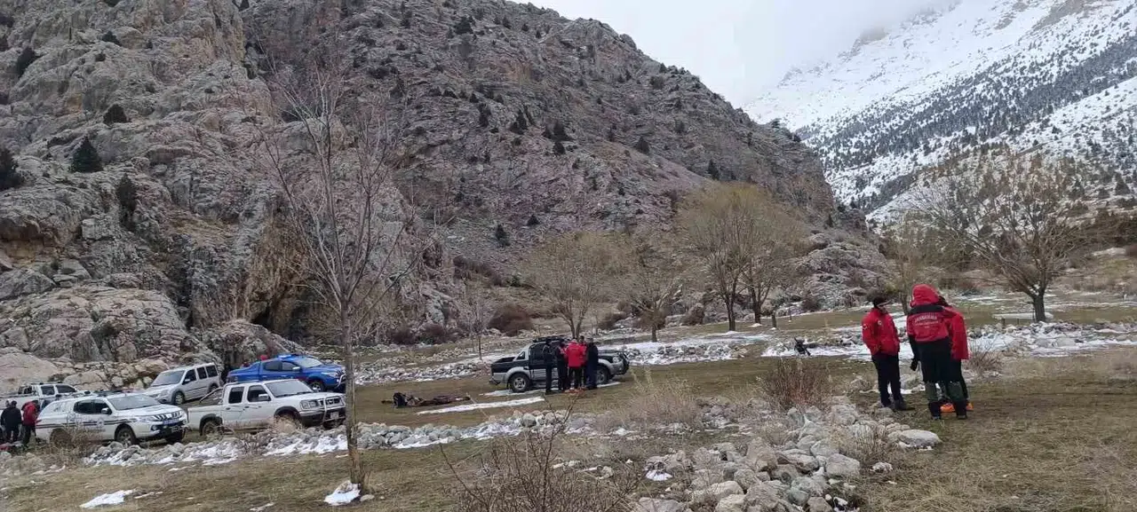 Aladağlar’da Kar Kütlesi Altında Kalan Dağcı Hayatını Kaybetti