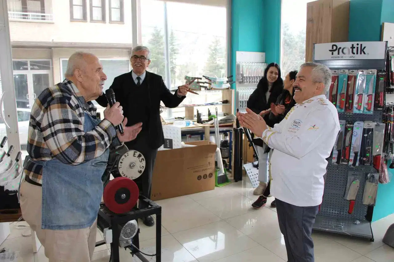 Amasya’nın Müzikçi Bıçakçısı: Bıçakları Sertleştiriyor, Kulakların Pasını Siliyor