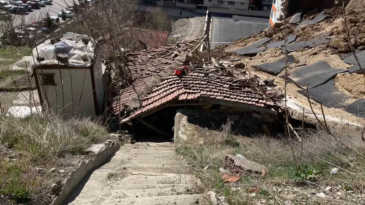 Ankara’da İstinat Duvarı Gecekondunun Üzerine Çöktü
