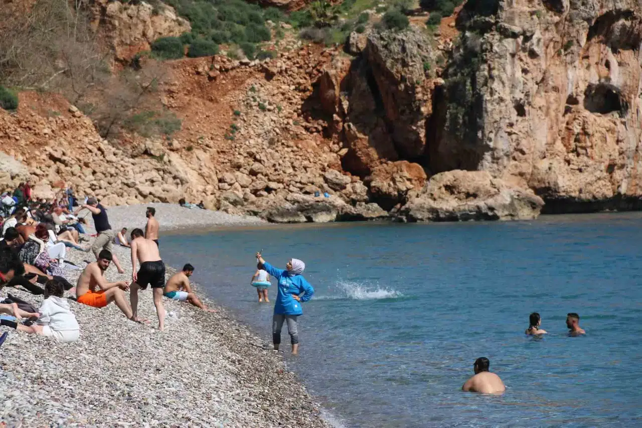 Antalya’da Ramazan Ayı Öncesi Konyaaltı Kıyısı Doldu Taştı