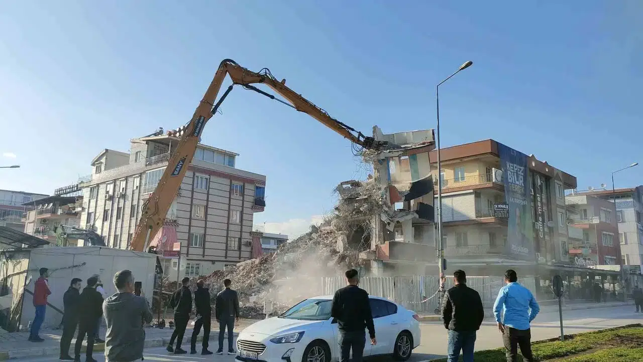 Antalya’da Yıkım Çalışmasını Sinema Üzere İzlediler
