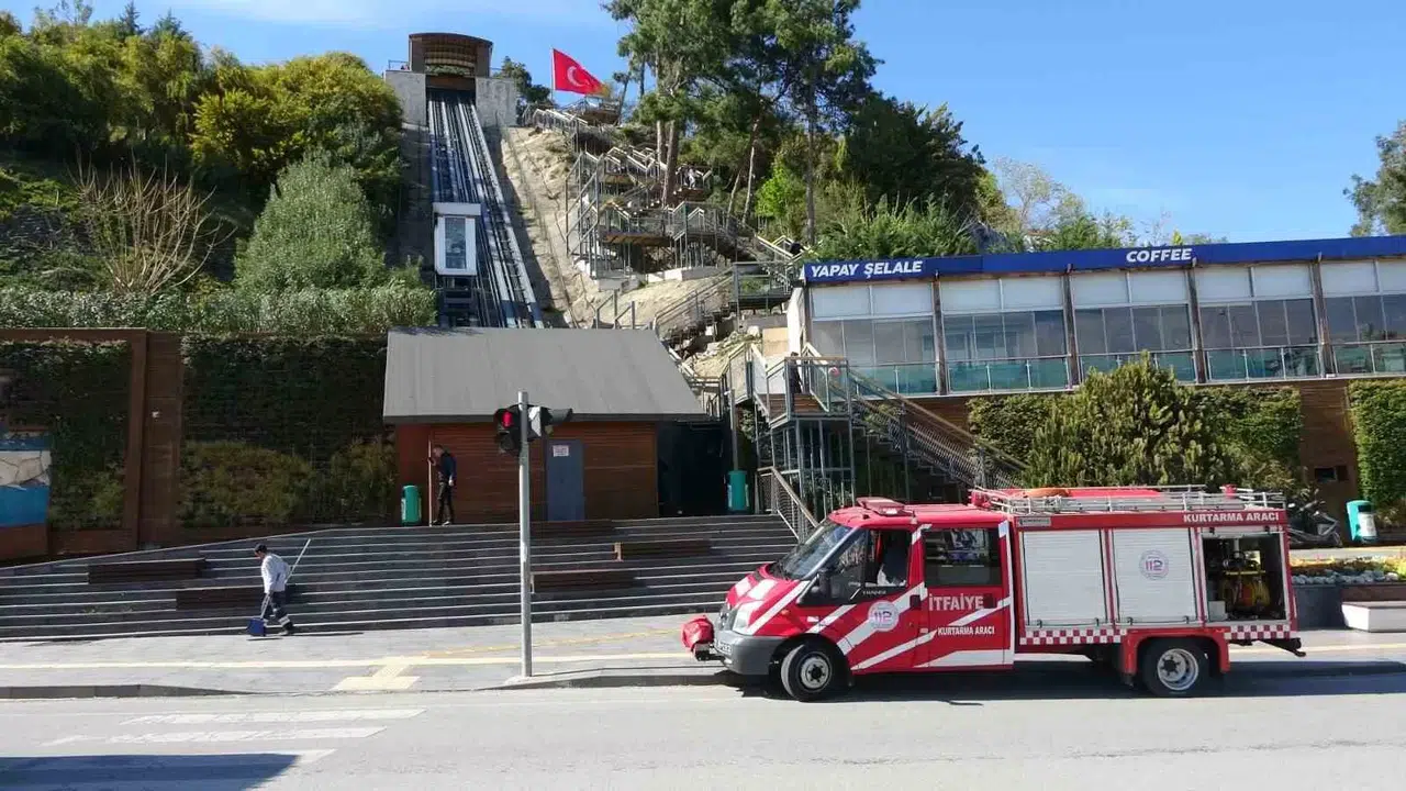 Asansörde Mahsur Kalan Anne Oğulu İtfaiye Kurtardı