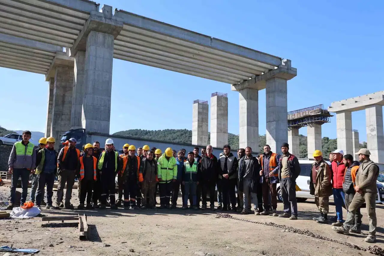 Aydın-Denizli Otoyol İnşaatında Kule Vinçlerin Bir Kısmı Söküm Yaparak Şantiyeyi Terk Ediyor