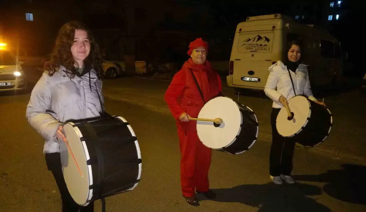 Bayan Davulcular, Birinci Sahura Vatandaşları Manilerle Uyandırdı
