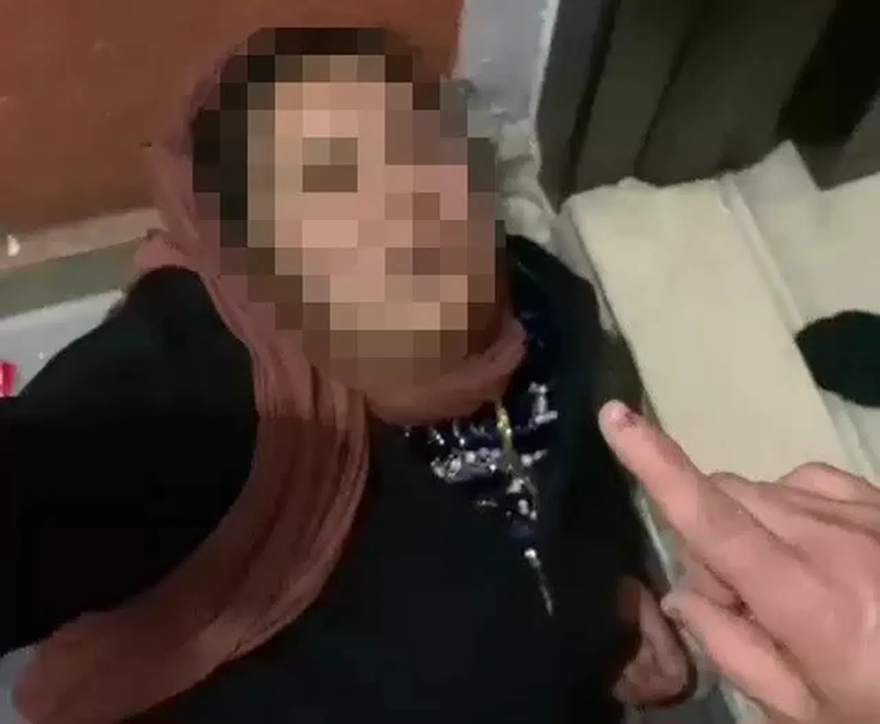 Bayan Hırsızın Konut Sahibine Yakalanma Anı Kamerada