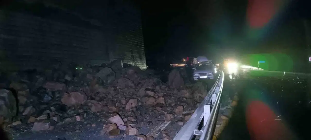 Bitlis’te Tesirli Olan Yağış Heyelana Neden Oldu