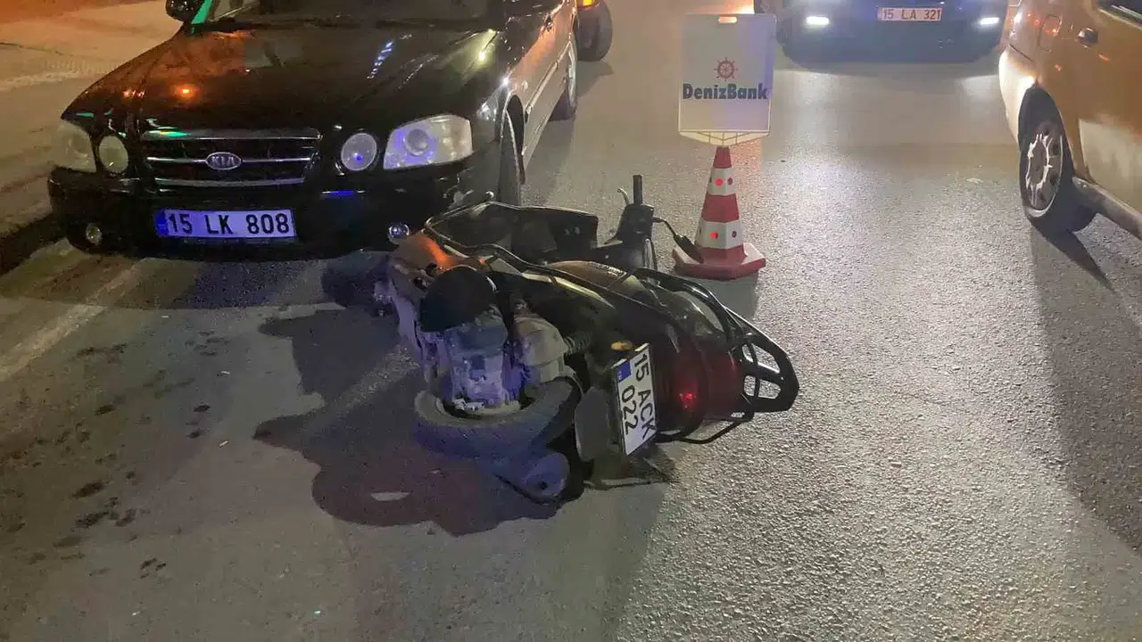 Burdur’da Arabaya Çarpıp Sürüklenen Motosikletli Genç Ağır Yaralandı