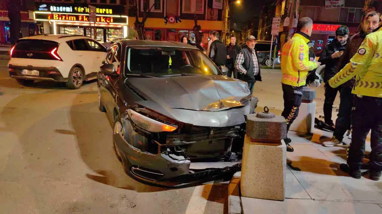 Bursa’da Arabayla Motosikletin Çarpıştığı Feci Kaza Kamerada