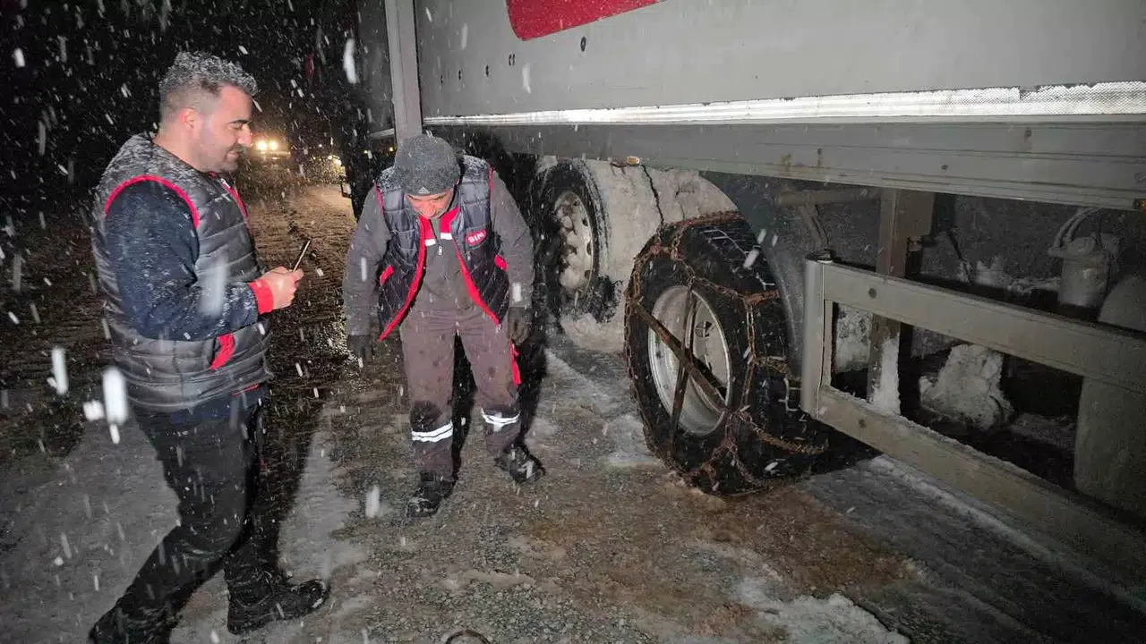 Çamlıbel Geçidi’nde Kar Yağışı Tesirli Oldu, Şoförler Sıkıntı Anlar Yaşadı