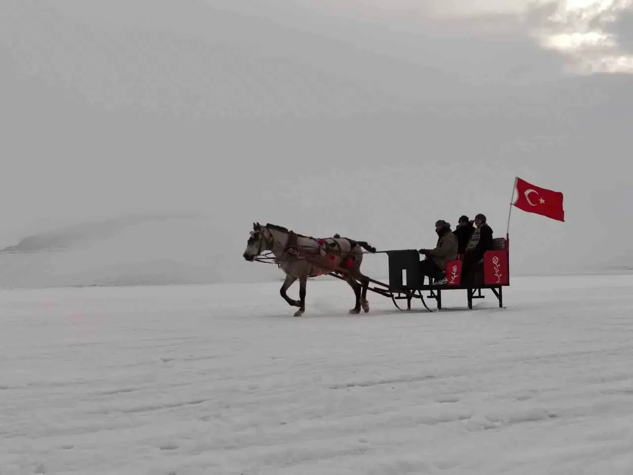 Çıldır Gölü’nde Atlı Kızak Keyfi