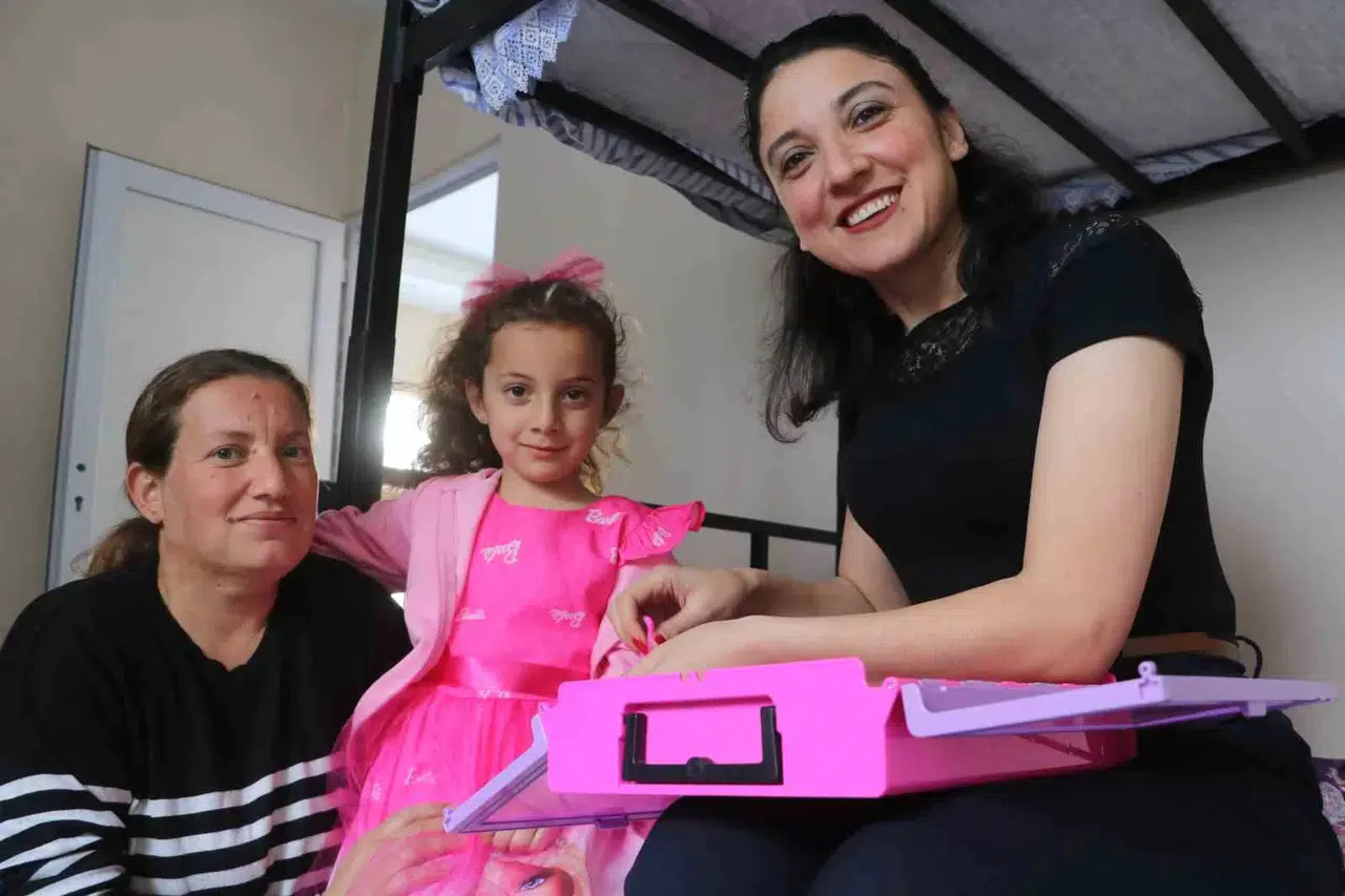 Depremzede Nur’un "Ben Üşüyorum, Konut İstiyorum" Kelamıyla Harekete Geçen Sağlıkçı Havva, Afetzede Aileyi Yuvasına Kavuşturdu