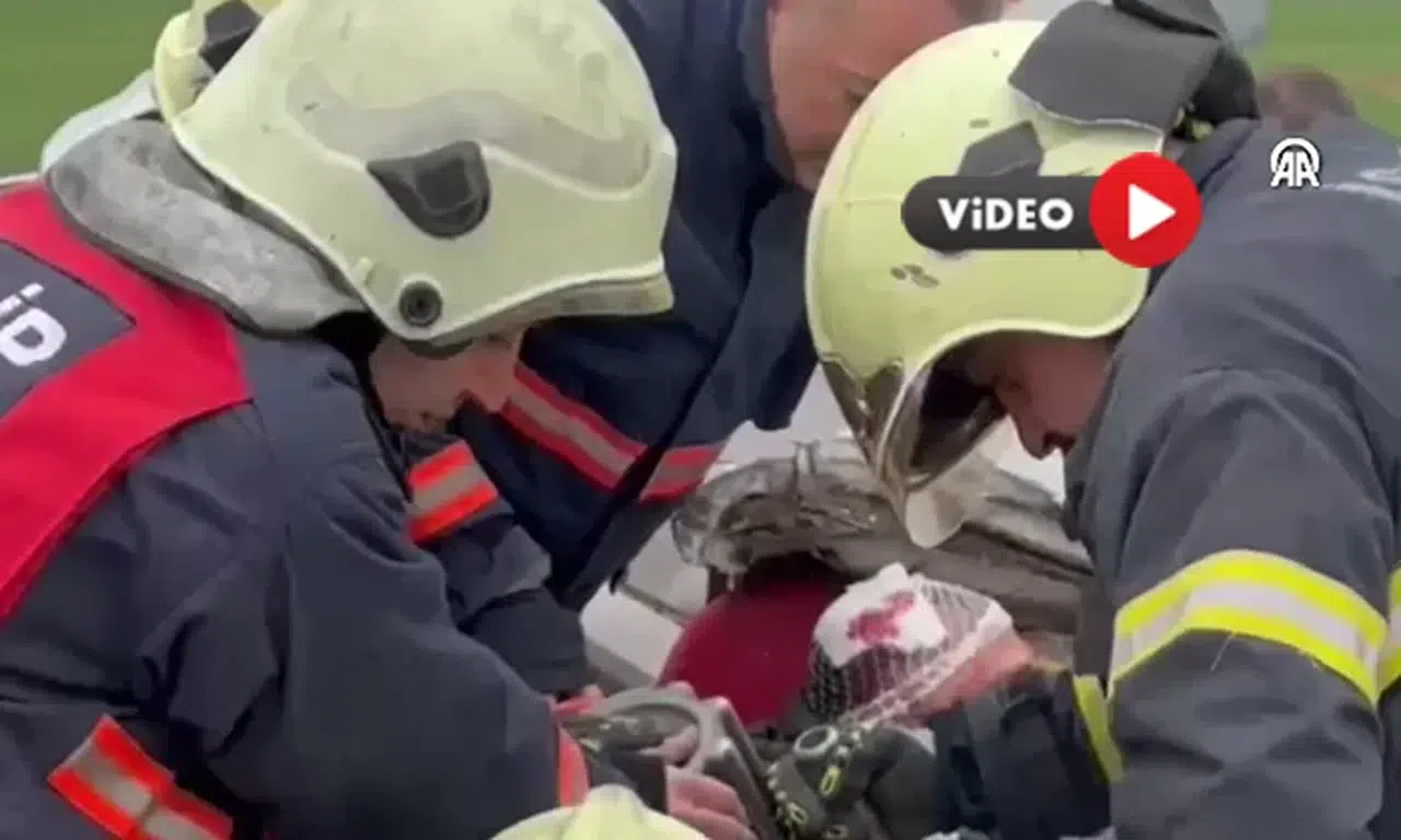 TIR ile Otomobilin Çarpıştığı Kazada Sürücü Sıkıştı, O Anlar Kamerada