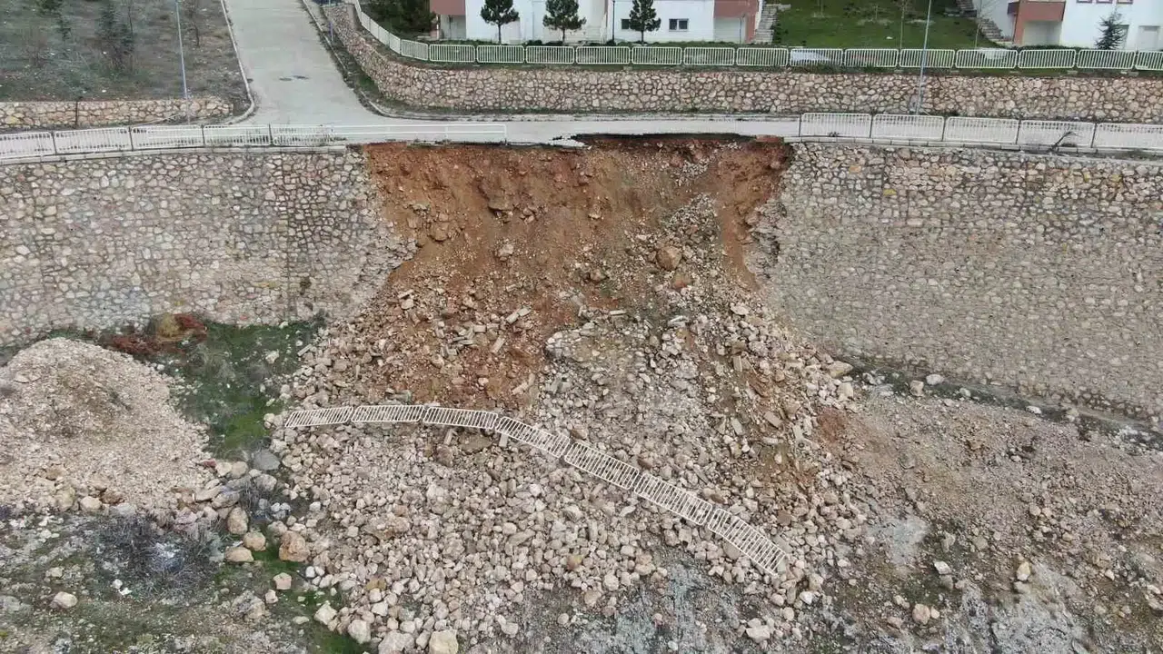 Elazığ’da Yağışlarla Birlikte İstinat Duvarı Çöktü