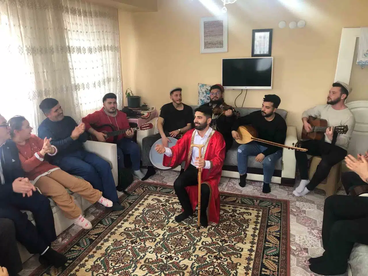 Engelli Nurcan’a Meddahlı Doğum Günü Sürprizi
