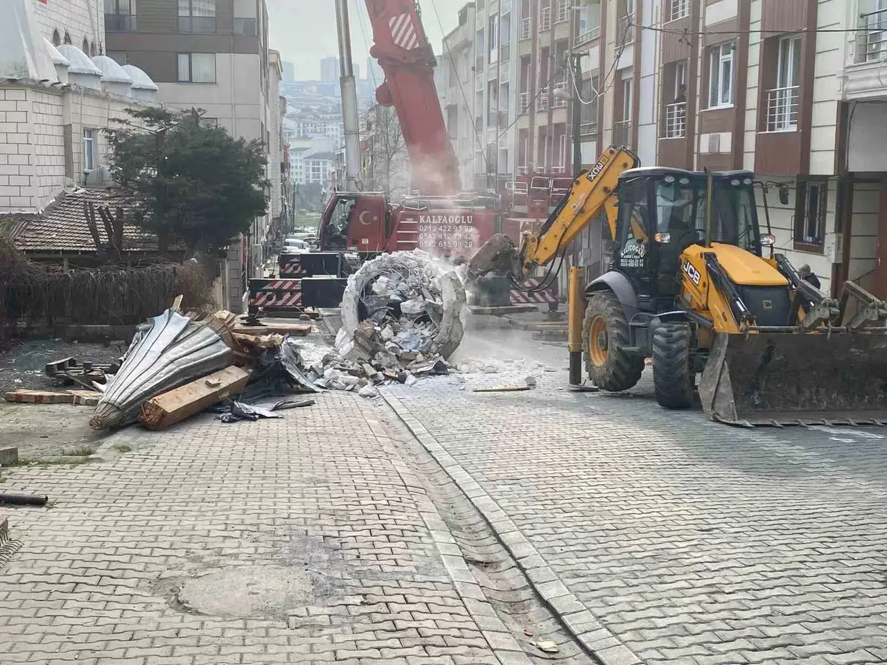 Esenyurt’ta Tamirat Yapılan Minarenin Petek ve Külah Kısmı Halatın Kopması Sonucu Yere Düştü