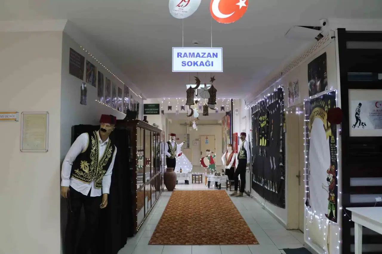 Eski Ramazanları Okullarının Koridorunda Yaşatıyorlar