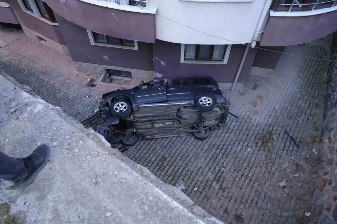Gümüşhane’de El Freni Çekilmeyen Cip 10 Metrelik Duvardan Uçtu, Şoför Son Anda Kurtuldu