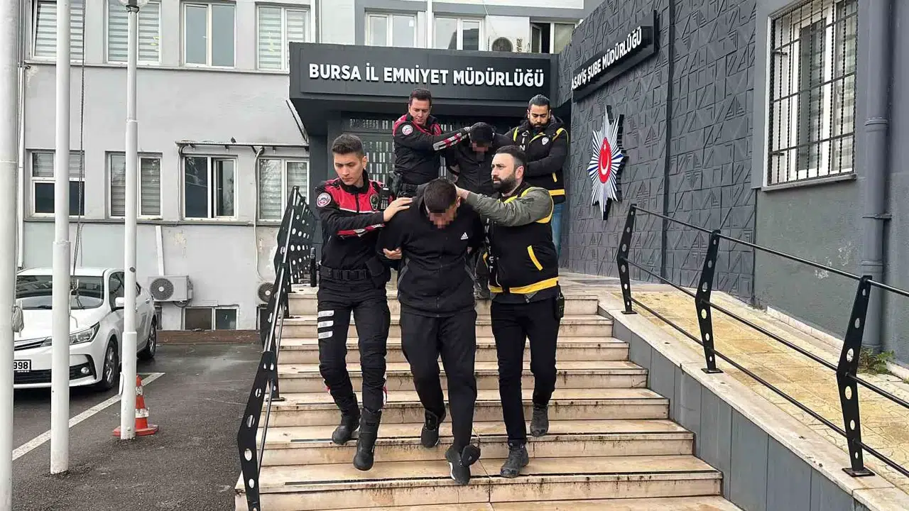 Husumetlisinin Kaçtığı Konuta Gerçek Ateş Açtı, Olayla İlgisi Bulunmayan İki Bayanı Yaraladı