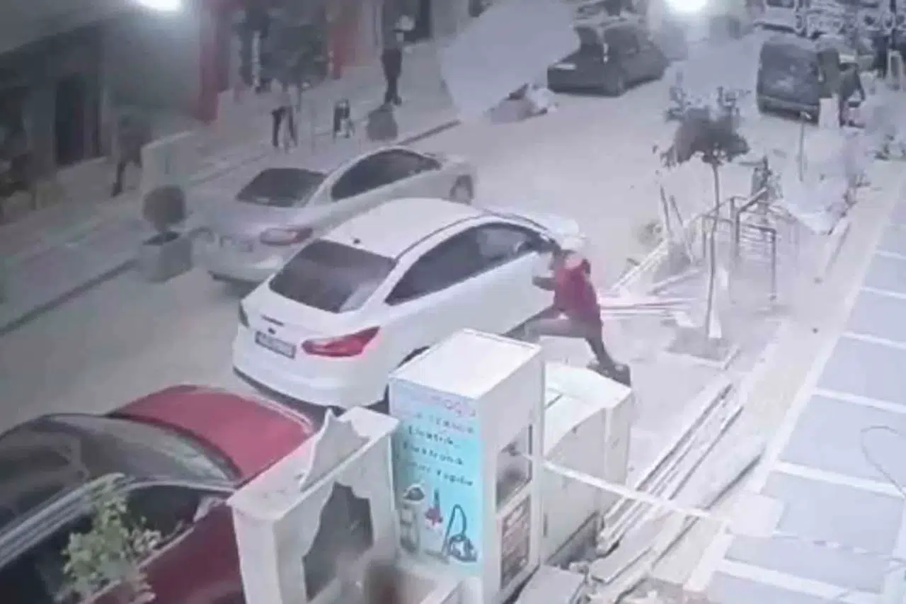 İnşaattan Düşen Kapının Gencin Başına Düşme Anı İnançlı Kamerasına Yansıdı