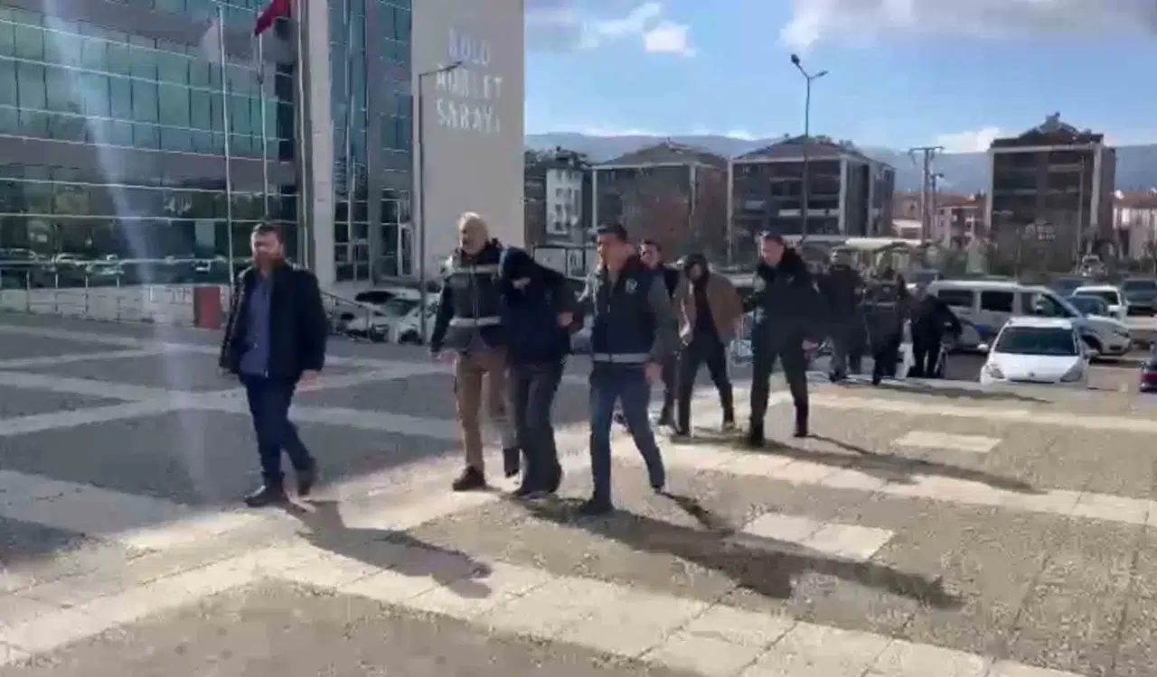 İş Adamını Arabasına Bindiği Sırada Gasp Ettiler
