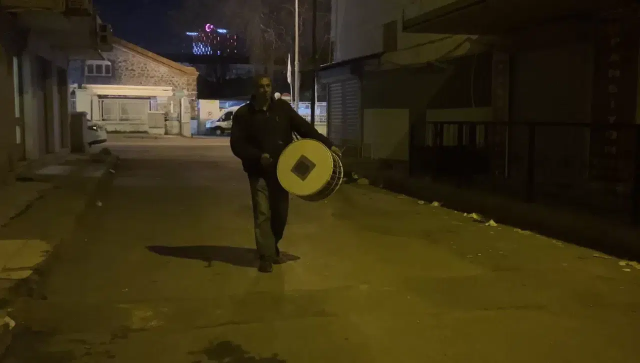 İzmir’de Ramazan Davulcuları Birinci Sahurla Birlikte Misyona Başladı