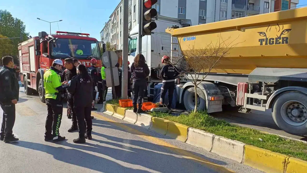 Kamyonun Altında Kalan Motosiklet Şoförü Hayatını Kaybetti