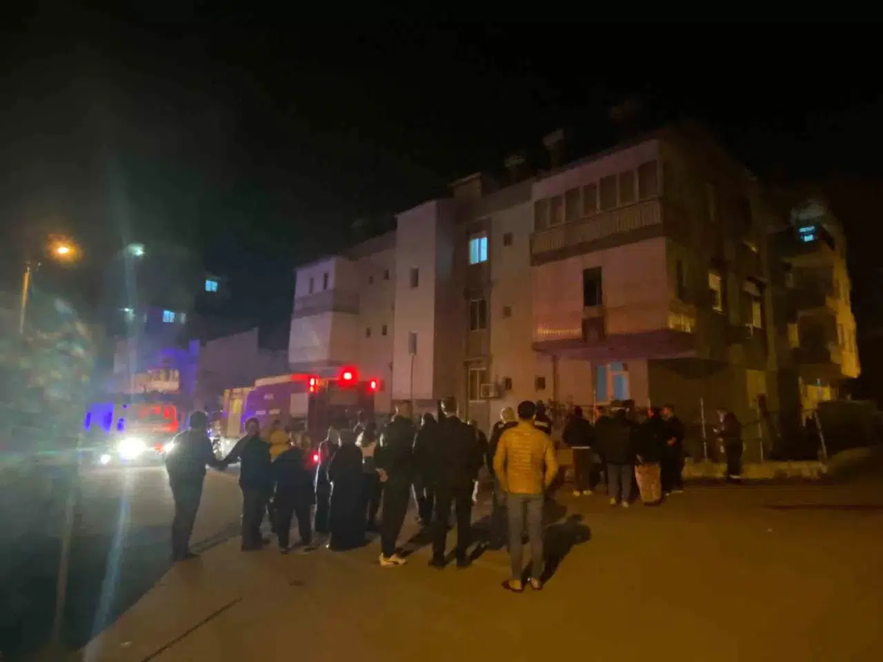 Konutta Çıkan Yangında Mahsur Kalan Çocukları Apartman Sakinleri Kurtardı