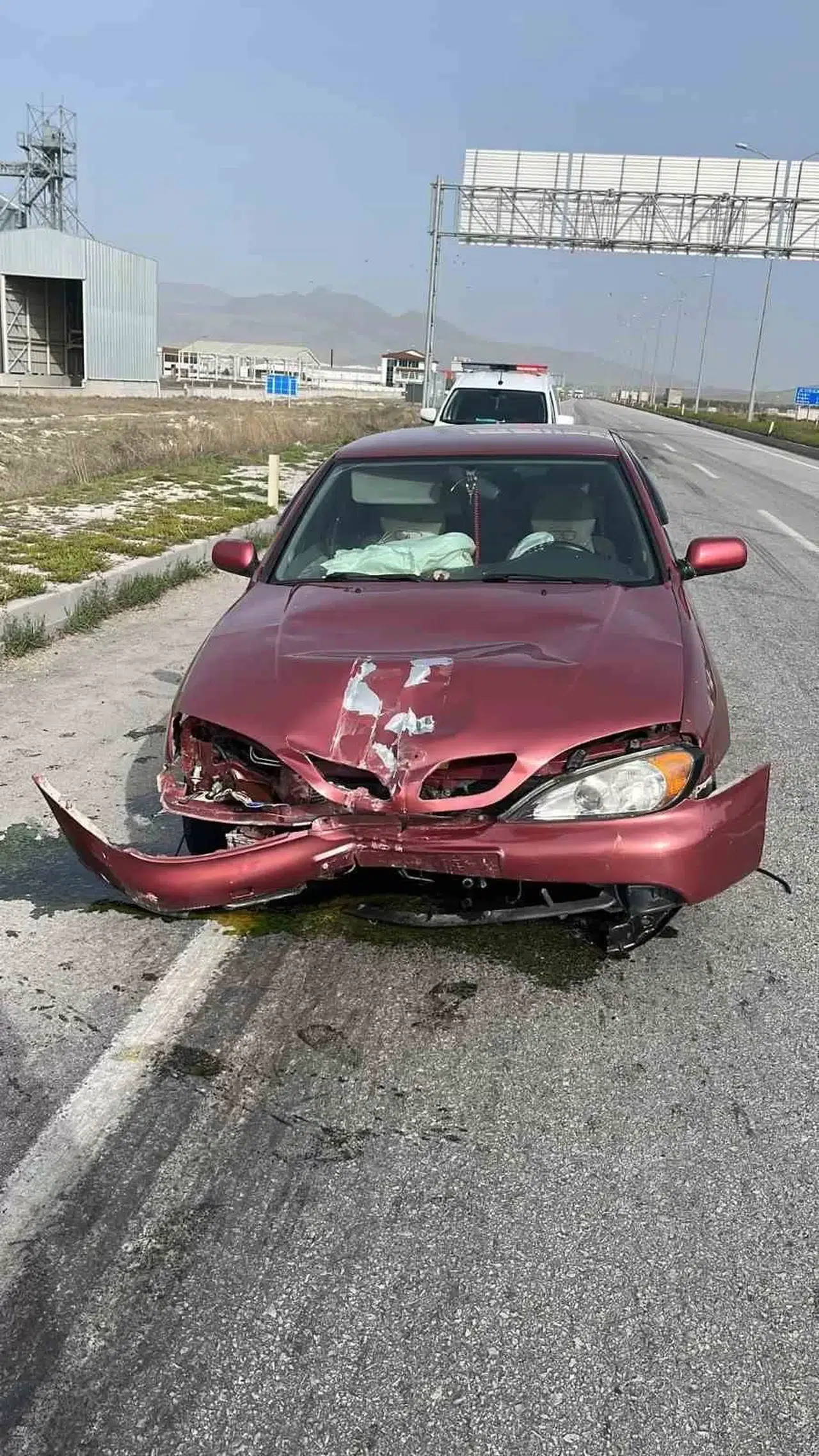 Konya’da Araba Kaldırıma Çarptı: 5 Yaralı