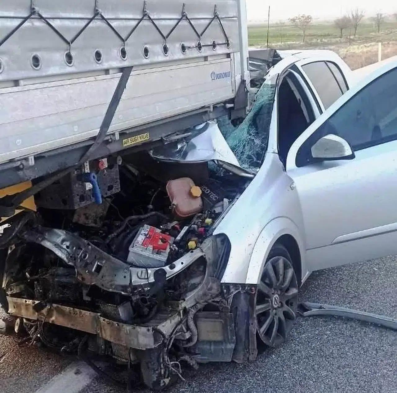 Konya’da Araba Tıra Arttan Çaptı: 1 Ağır Yaralı