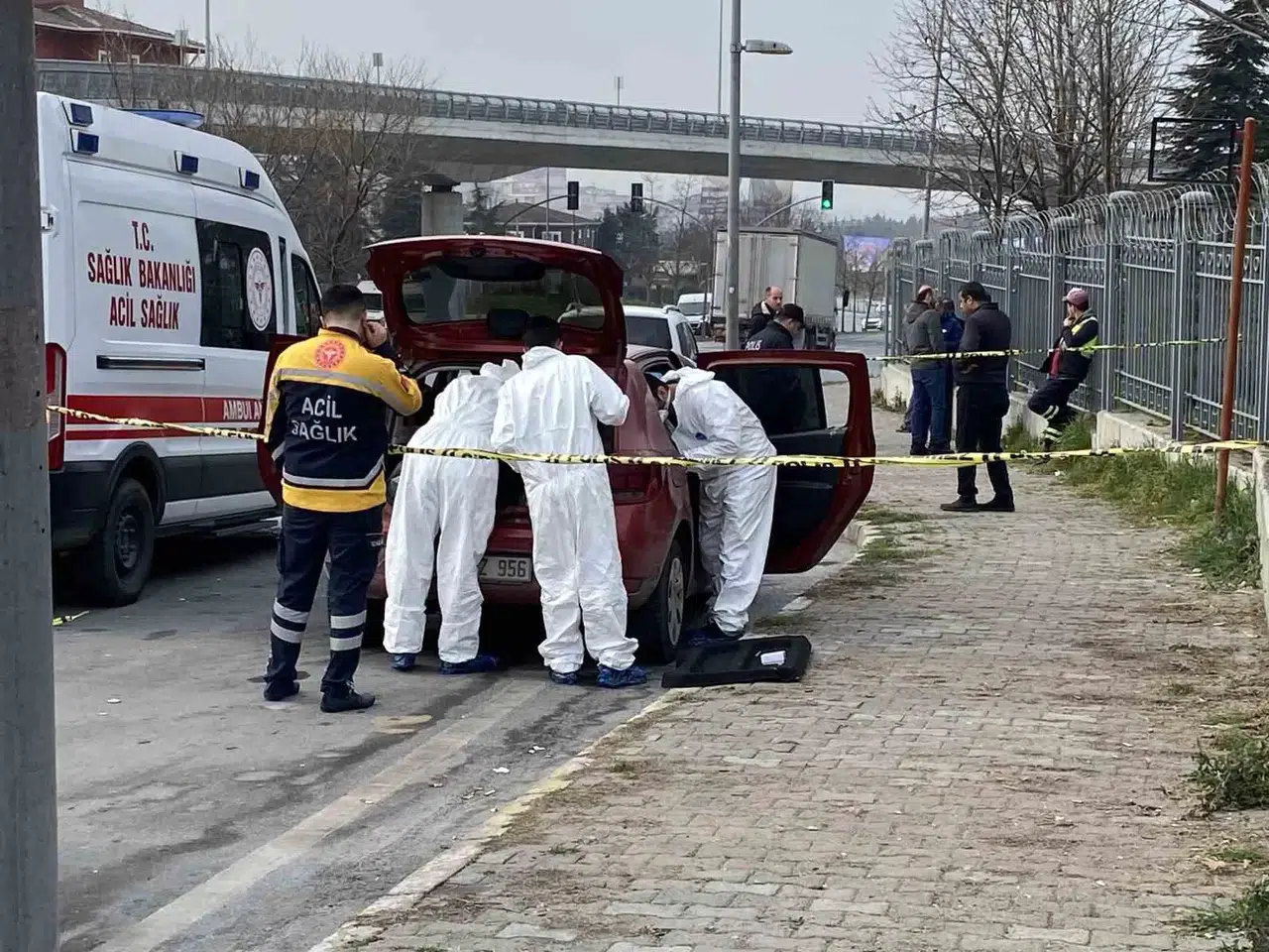 Küçükçekmece’de, Bir Kişi Araç İçinde Silahla Vurulmuş Halde Meyyit Bulundu