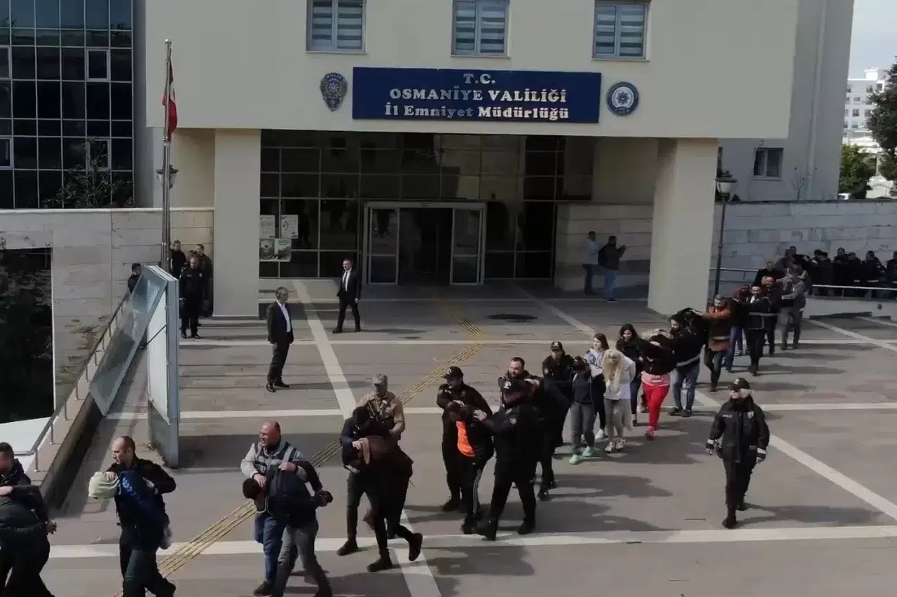 "Mahzen-3" Operasyonunda Yakalanan 52 Kuşkulu Adliyeye Sevk Edildi